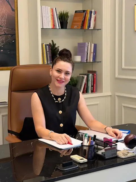 Dr. Sibel Çakıtlı, muayenehanesinde masasının başında