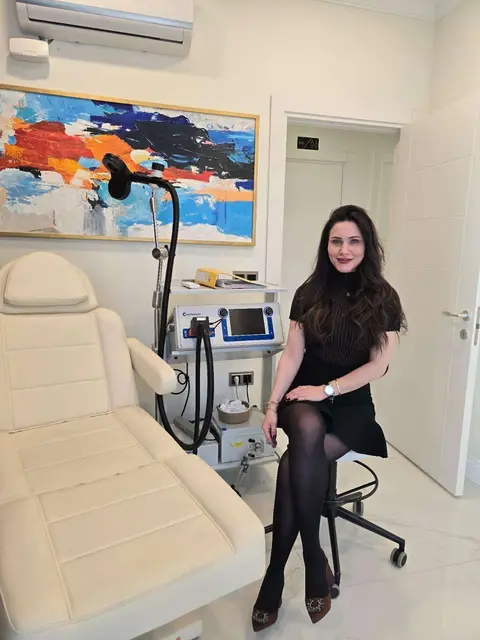 Dr. Sibel Çakıtlı, muayenehanedeki TMS cihazının yanında