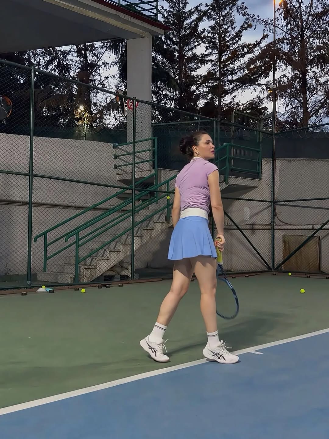 Dr. Sibel Çakıtlı, tenis kortunda raketiyle