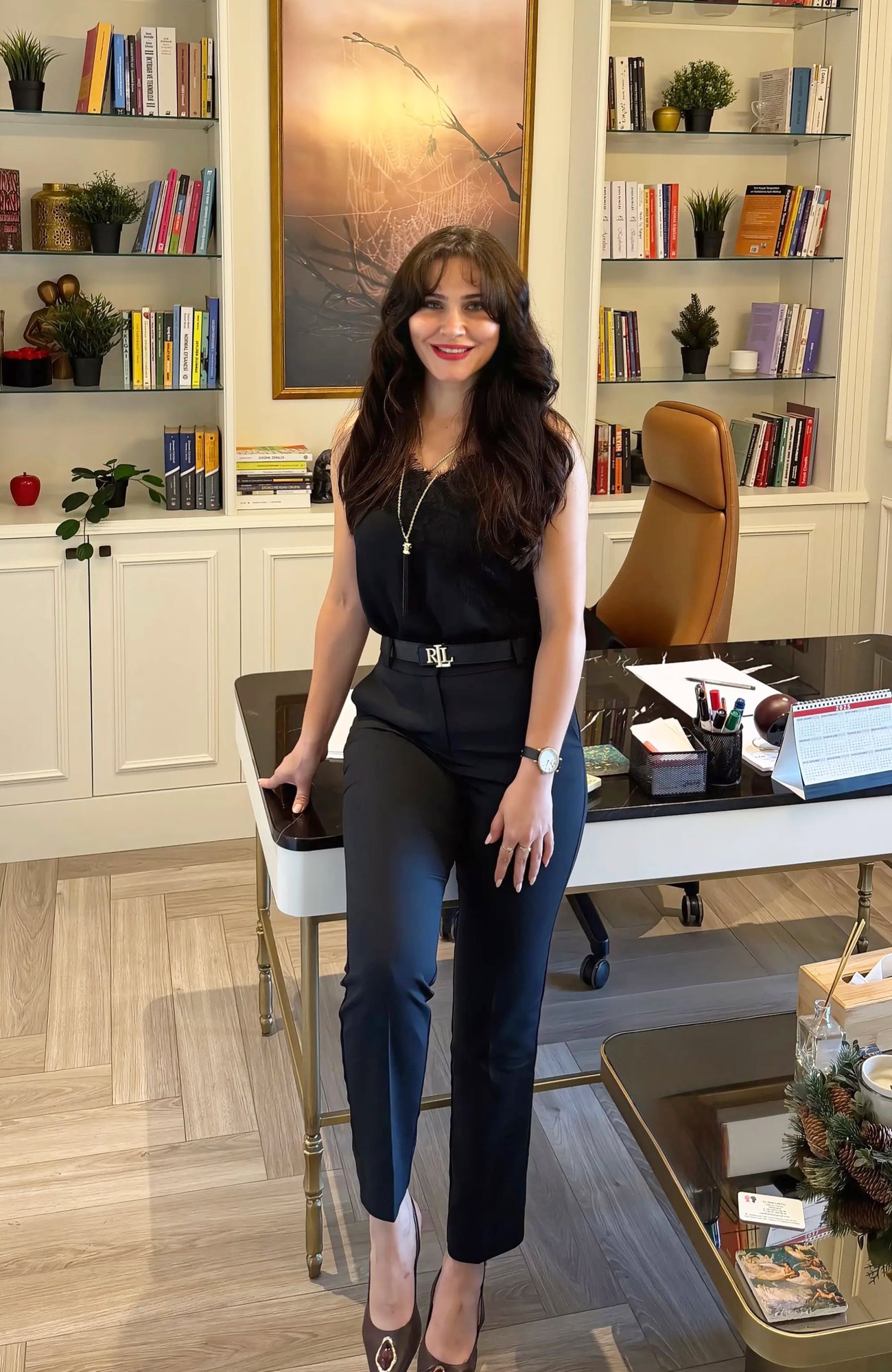 Dr. Sibel Çakıtlı, muayenehanesindeki çalışma odasında