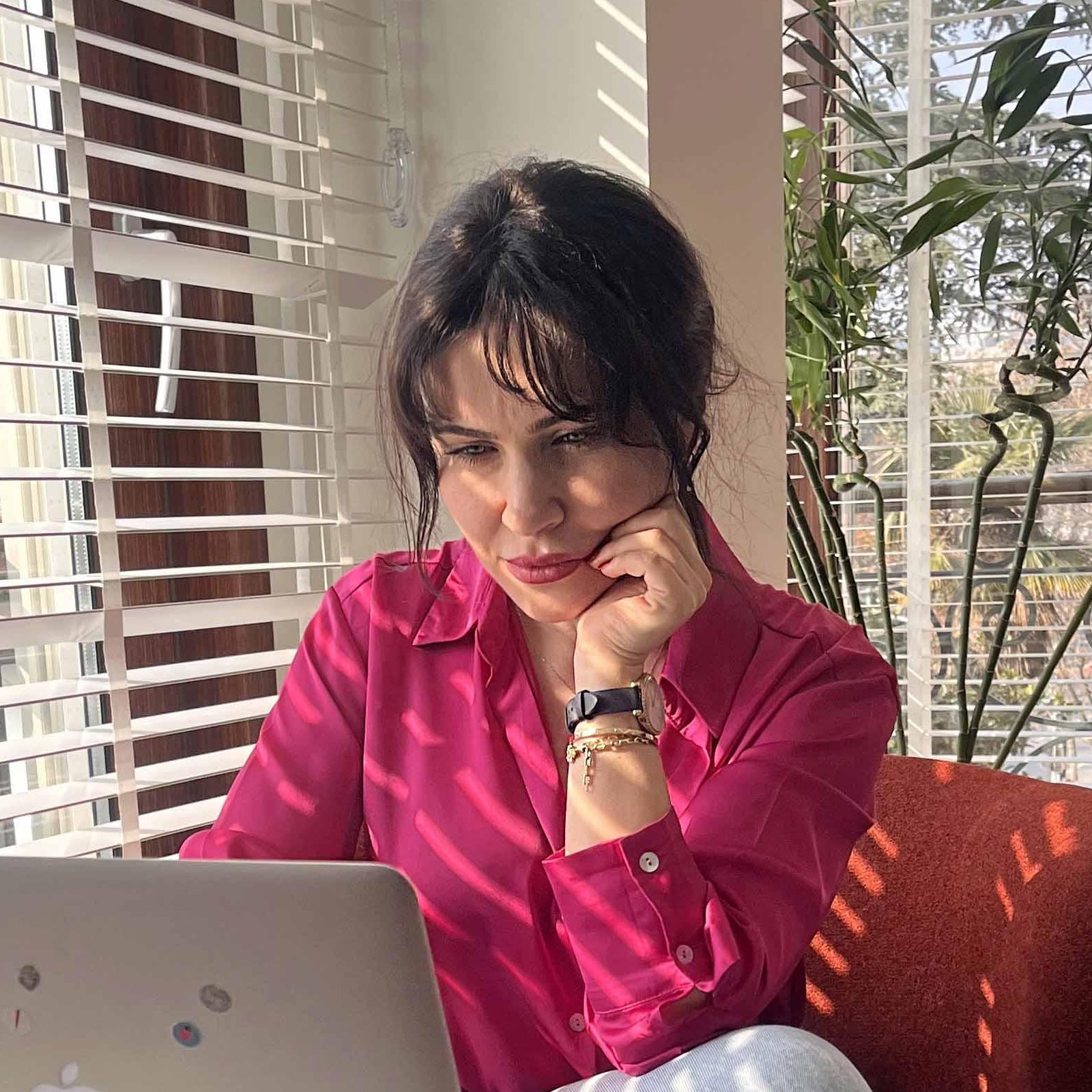 Psikiyatri Uzmanı Dr. Sibel Çakıtlı, dizüstü bilgisayarıyla çalışırken